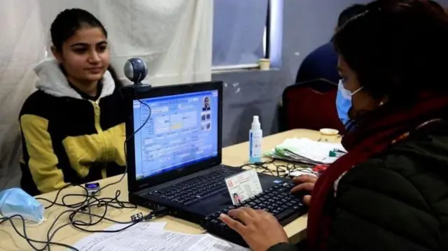 मतदाता नामावलीमा नाम दर्ता गर्दै एक युवती