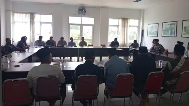 Suasana pertemuan antara pihak desa, tokoh masyarakat dan MUI Kabupaten Tasikmalaya.