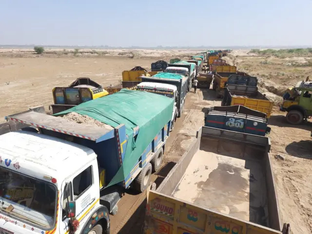 ఆంధ్రప్రదేశ్‌లో ఇసుక తరలిస్తున్న లారీలు