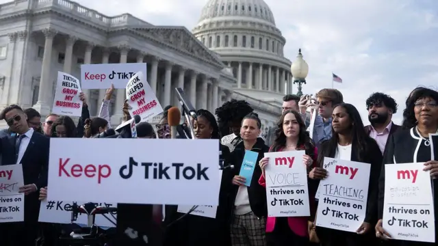 Pessoas com cartazes contra a proibiçãocassino winTiktokcassino winfrente ao Capitólio,cassino winWashington