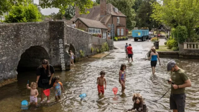 Британдыктар сергип жатышат