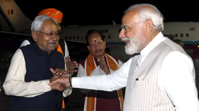 तेजस्वी यादव को जाति आधारित कई राजनीतिक दलों के अलावा बीजेपी-जेडीयू की ताक़त से भी लड़ना है.