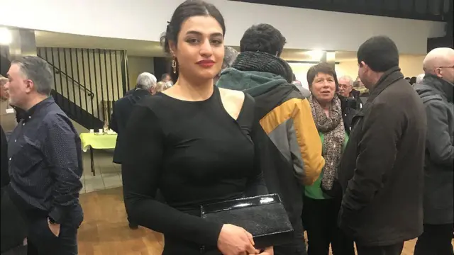 صدف خادم در یک مهمانی به دعوت نماینده پارلمان محل زندگی‌اش؛ نماینده‌ای که خادم امیدوار است با کمک او گذرنامه فرانسوی بگیرد