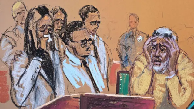 Le croquis réalisé dans la salle d'audience montre Sean Combs, à droite, semblant se tenir la tête entre les mains tandis qu'il observe une femme vêtue d'une veste blanche, un mouchoir contre le visage, debout derrière un pupitre. Un homme en chemise et cravate est dessiné à côté d'elle et plusieurs personnes sont esquissées à l'arrière-plan.