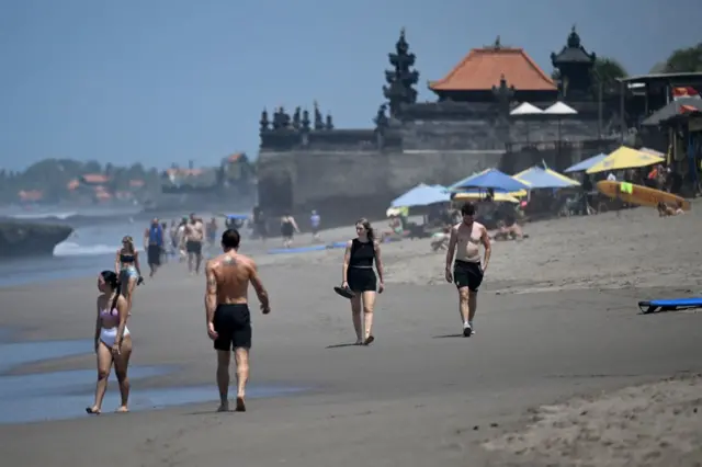 Wisatawan berjalan di pantai di Canggu, Kabupaten Badung, Pulau Bali, pada 22 Oktober 2024.
