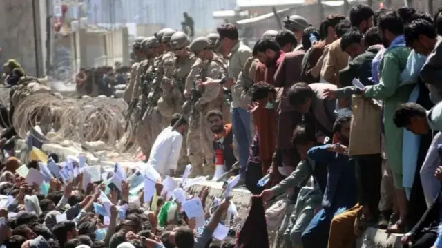 Makumi ya watu waliuawa wakati vilipuzi vilipolipuliwa kati ya umati wa watu waliokuwa wakisubiri kupanda ndege za kuondoka Kabul.