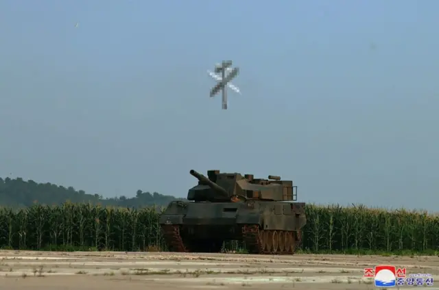 백색 계열로 도색한 북한 자폭형 무인공격기가 K-2 전차와 유사한 모의 표적을 타격하고 있다