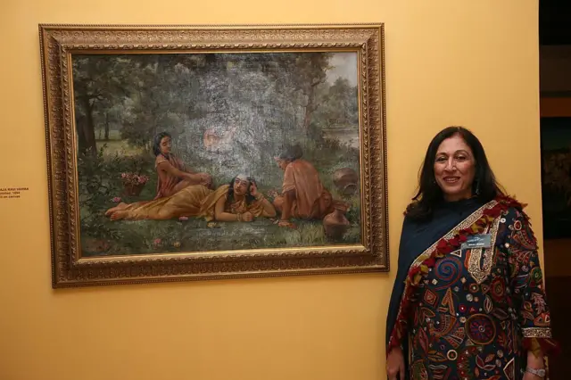 किरण नादर या कला संग्राहक आणि परोपकारी व्यक्ती म्हणून ओळखल्या जातात.