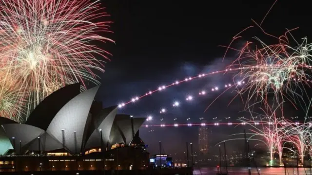Сиднейдеги опера театры жаңы жылдык салютка бөлөндү