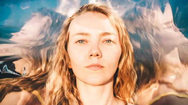 Imagen de una mujer real con reflejos en el espejo. 