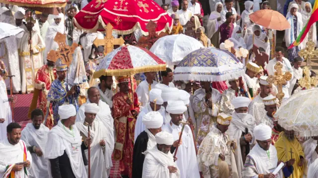 ታቦታትን በማጀብ ወደ ማደሪያቸው የሚሸኙ ቀሳውስት በጎንደር 