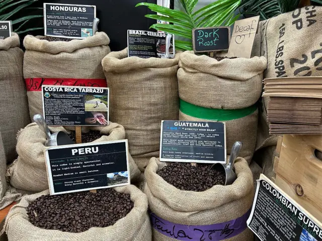 Sacs de grains de café du Honduras, du Brésil, du Costa Rica, du Pérou, du Guatemala et de la Colombie dans un magasin américain.