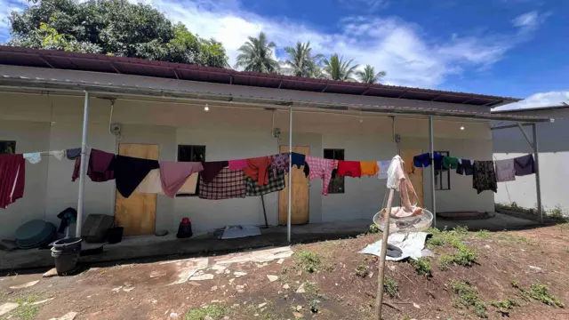 Mawaddah tinggal di hunian sementara (huntara) bersama mama dan keponakannya.