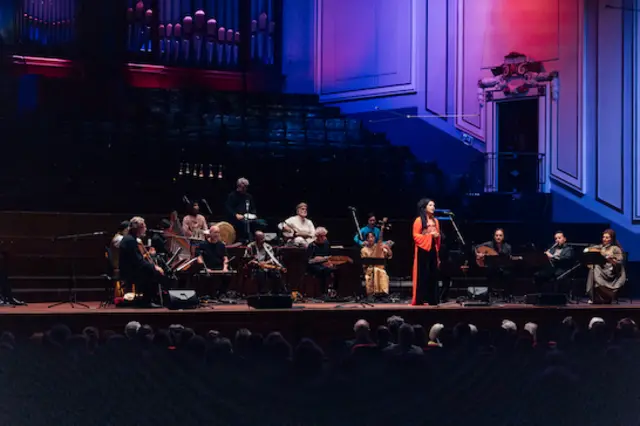 کنسرت «ابن بطوطه: مسافر زمان» که داستان جهانگرد اهل مراکش همدوره مارکوپولو را با زبان موسیقی روایت می‌کرد، جشنواره ادینبورگ، اوت ۲۰۲۲