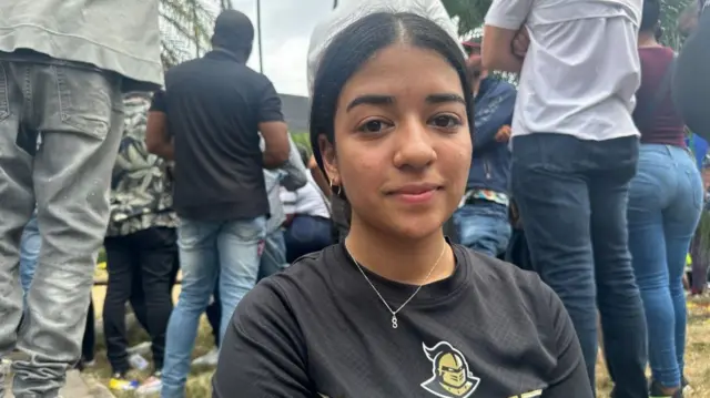 Shailyn Peña delante de los escombros.
