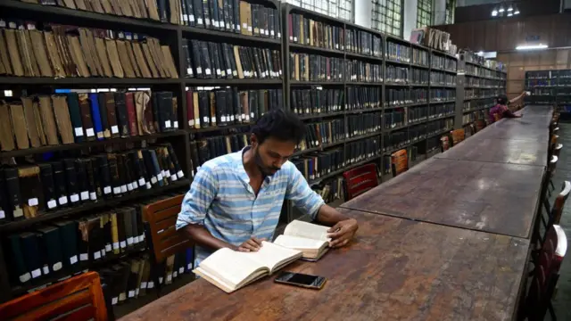লাইব্রেরিতে পড়ছেন এক শিক্ষার্থী