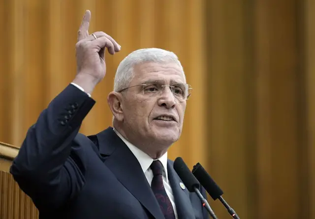 İYİ Parti Genel Başkanı Müsavat Dervişoğlu Meclis'te grup toplantısında konuşma yaparken