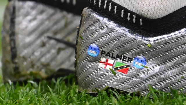 تصویر پرچم سن کیتس در کنار پرچم انگلیس روی کفش‌های کول پالمر