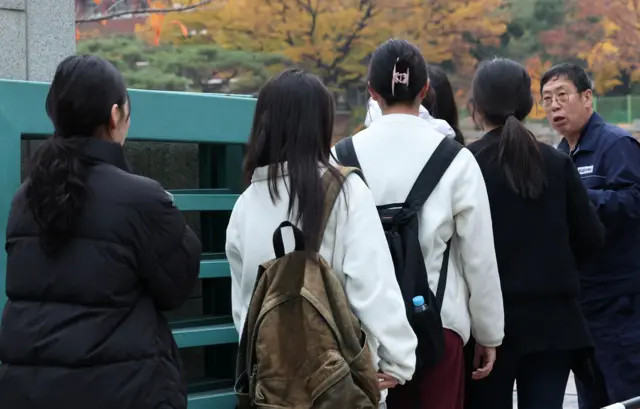 2026학년도 대학수학능력시험일인 13일 서울 중구 이화여자외고와 이화여고에 마련된 시험장으로 수험생들이 들어가고 있다. 가방을 맨 학생들의 뒷모습들이 보인다