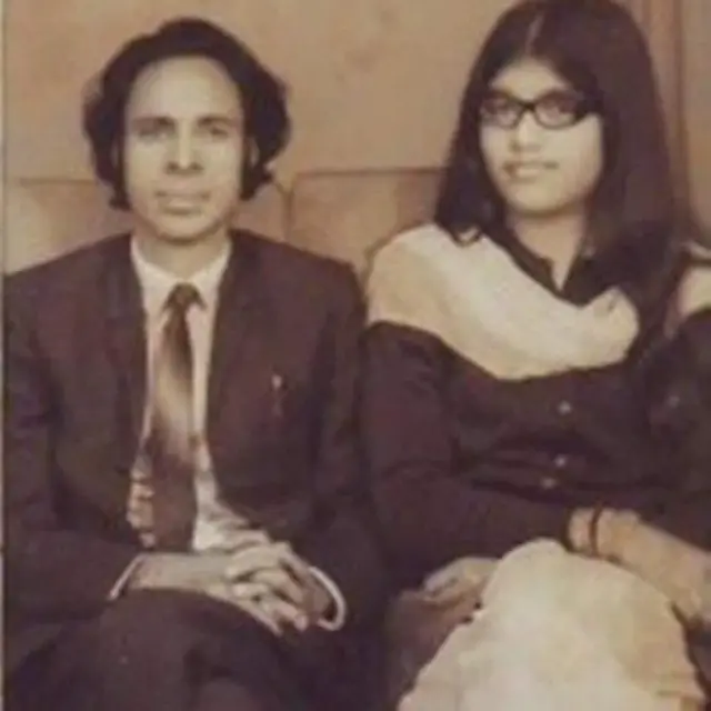 जौन एलिया अपनी पत्नी ज़ाहिदा हिना के साथ.