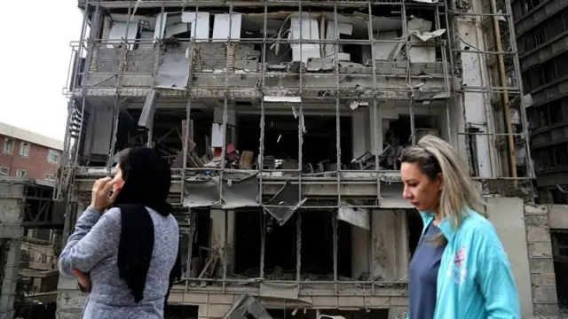 آثار ویرانی جنگ در خیابان‌های ایران