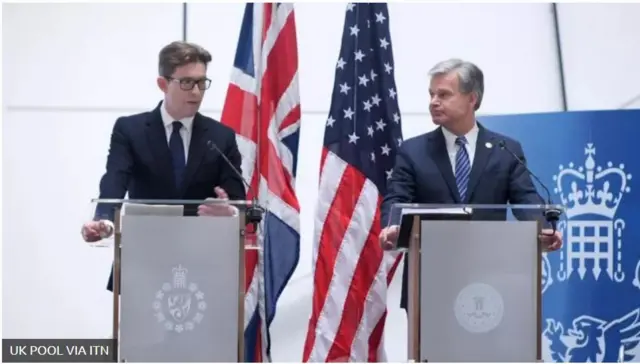 Wakurugenzi wa MI na FBI, Ken McCallum na Christopher Wray, wakizungumza wiki hii mjini London.