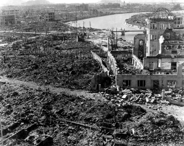 Cena de destruição em Hiroshima após explosão da bomba atômica em 1945