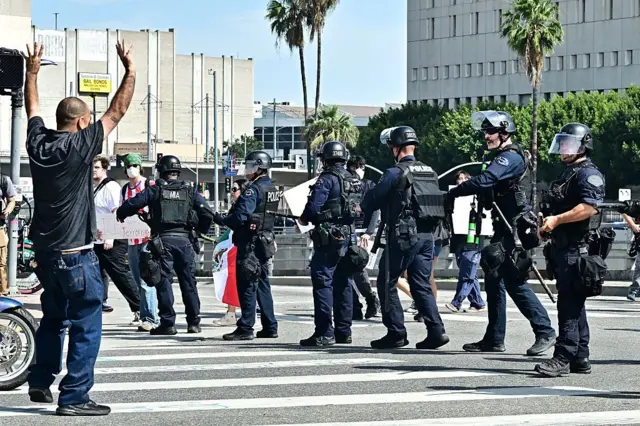 डोनाल्ड ट्रम्प यांनी लष्करी परेडचं आयोजन केल्यामुळे अमेरिकेत त्यांच्याविरोधात मोठ्या प्रमाणात निदर्शनं
