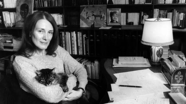1984 में एर्नॉ अपने घर में एक बिल्ली के साथ बैठी हुईं