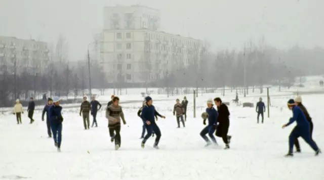Jóvenes jugando fútbol en la nieve