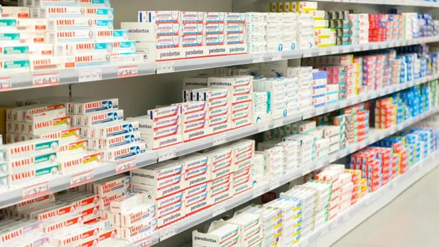 Produits dentaires en boutique.