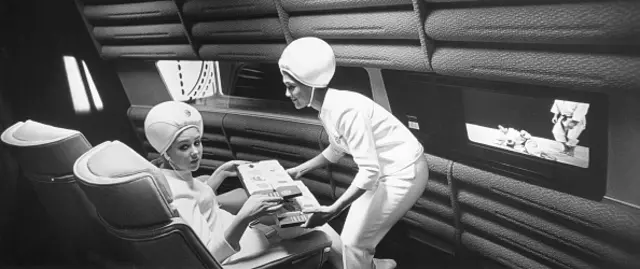 دو زن در صحنه‌ای از فیلم ادویسه ۲۰۰۱ 