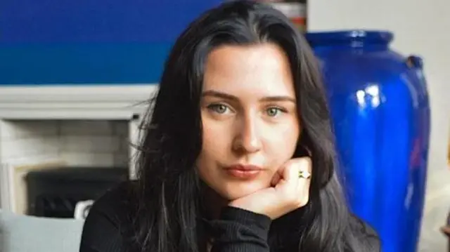 أديل والتون تقارن الحديث عن "الصمود" بضمادة لاصقة