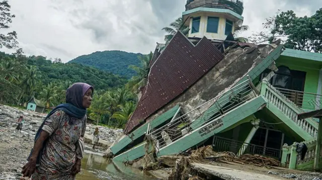 Banjir bandang di Nagari Paninggahan, Kabupaten Solok, Sumatra Barat, Minggu (30/11).