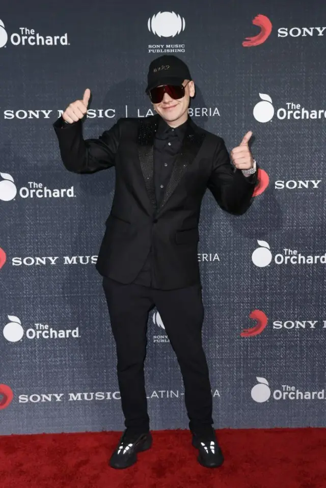 Bizarrap en costume noir.