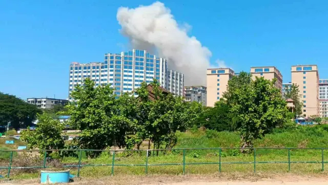 မြဝတီမြို့နယ်၊ ရွှေကုက္ကိုမြို့သစ်ထဲက ကျားဖြန့်အဆောက်အအုံတစ်ခုကို ဖြိုချနေတဲ့မြင်ကွင်း (ပုံဟောင်း)