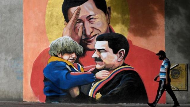 Mural com desenhosimulador apostas futebolque aparecem Maduro e Hugo Chávez 