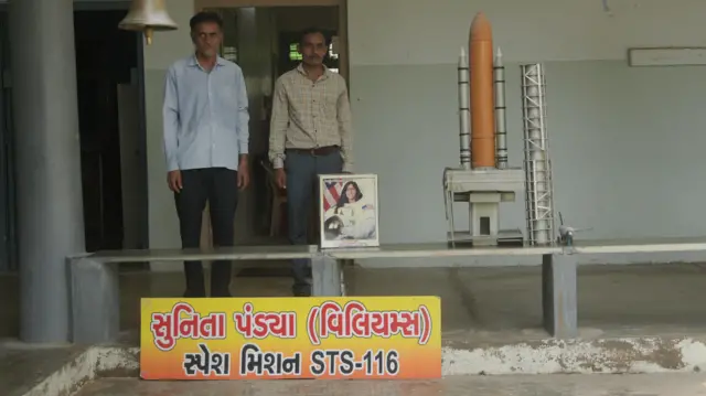 ઝુલાસણ ગામની શાળામાં સુનીતા વિલિયમ્સના માનમાં રાખવામાં આવેલાં પ્રદર્શનની તસવીર