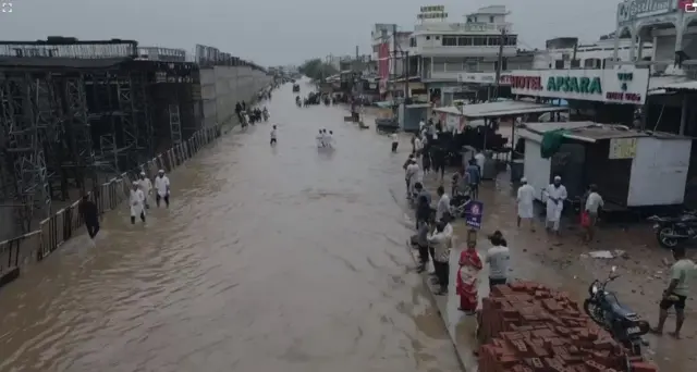 બીબીસી ગુજરાતી, ગુજરાત, બનાસકાંઠા, બનાસકાંઠામાં જળબંબાકાર, ગુજરાતમાં ભારે વરસાદ, વરસાદ, વરસાદની આગાહી