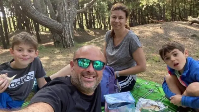 Karen avec ses enfants et son mari, Nick,