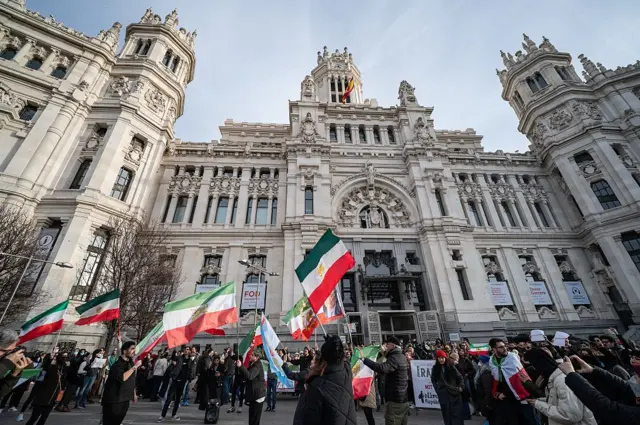 تجمع در میدان اصلی مادرید، اسپانیا در اعتراض به حکومت ایران (۲۰ دی/۱۰ ژانویه)