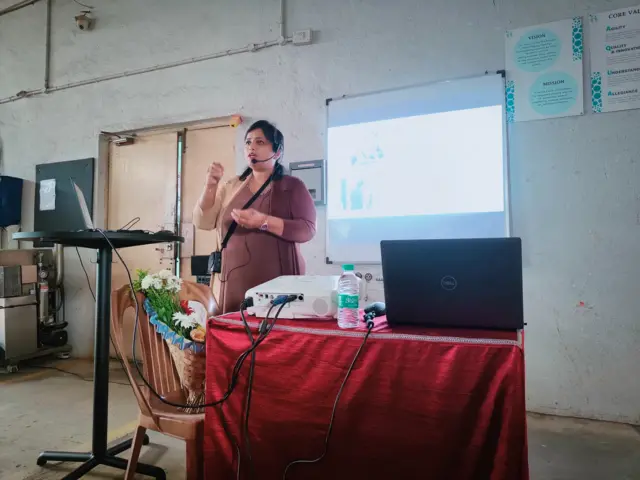 मेघना प्रामाणिक पॉश प्रशिक्षण घेताना