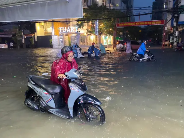 N﻿hiều người dân phải dắt bộ hàng cây số vì xe chết máy