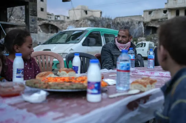 أشخاص يتجمعون للإفطار سوية في معرة النعمان في سوريا