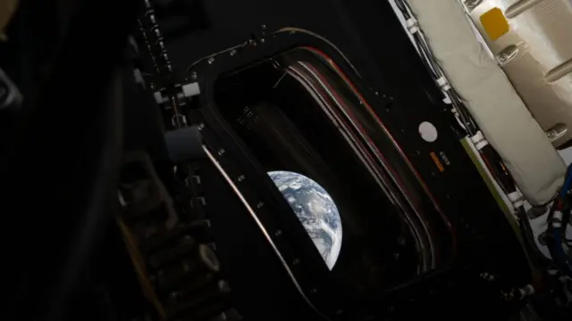 'ஆர்டெமிஸ் II பூமியைத் திரும்பிப் பார்க்கிறது' என்ற தலைப்பிடப்பட்ட படம் 