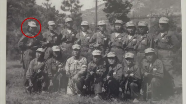 총을 멘 해병대 참전 용사들 