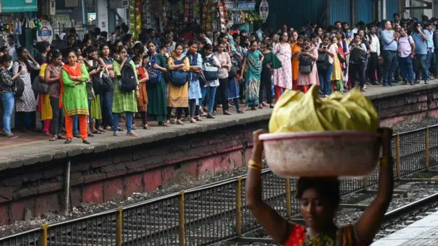 लोकल प्रवासाचा रोजचा संघर्ष - ‘आमच्या खासदाराने आमच्यासोबत गर्दीच्यावेळी लोकलने प्रवास करून पाहावा..!’