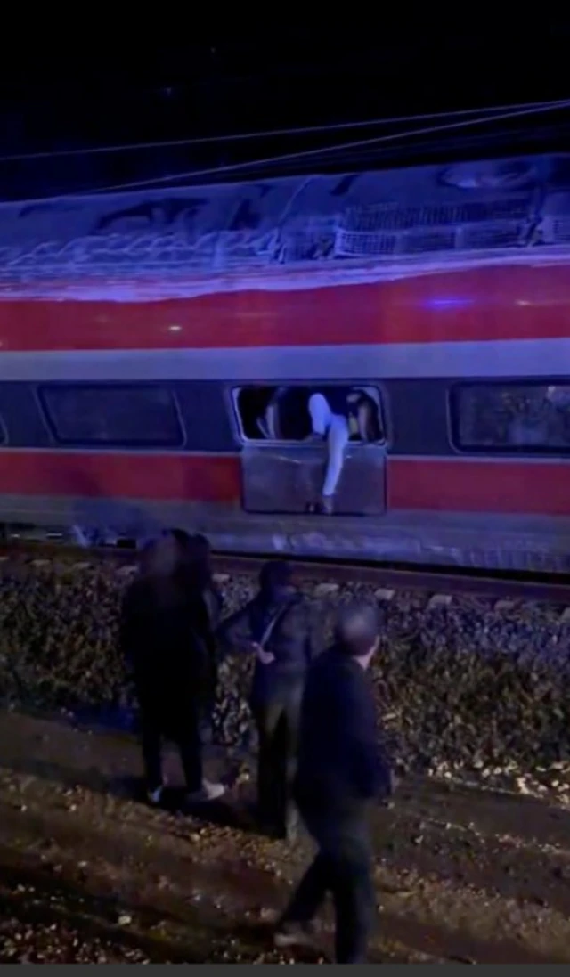 Un pasajero saliendo de uno de los vagones accidentados.