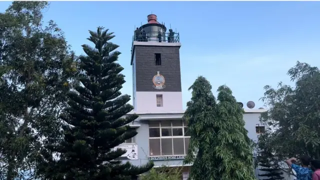 యారాడ కొండపై ఉన్న డాల్ఫిన్ నోస్ లైట్ హౌ