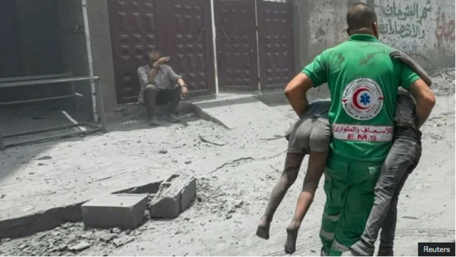 ਗਾਜ਼ਾ ਵਿੱਚ ਇਜ਼ਰਾਈਲ ਦੇ ਹਮਲੇ ਤੋਂ ਬਾਅਦ ਮਲਬੇ ਵਿੱਚ ਖੜ੍ਹੇ ਬੱਚੇ